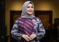 7 Baju Batik Longgar Loose Fit untuk Wanita Usia 50 yang Nyaman dan Feminin