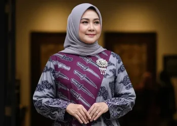 7 Baju Batik Longgar Loose Fit untuk Wanita Usia 50 yang Nyaman dan Feminin