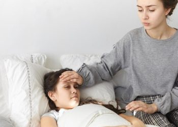 Demam Anak Tak Kunjung Reda? Coba 10 Cara Alami Sebelum ke Dokter