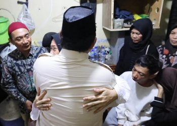 Prabowo Peluk Orang Tua Affan Kurniawan di Rumah Duka