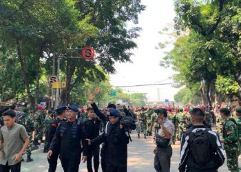 Demo Kwitang: Komandan Brimob Dilempari Botol, Massa Masuk Gedung Mako