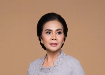 9 Kebaya Brokat Modern untuk Ibu Usia 50 Tahun Tetap Fashionable di Momen Spesial