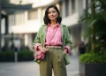 6 Trik Modis Padukan Outfit Pink dan Hijau untuk Tampil Segar