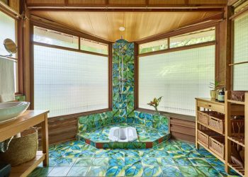 7 Desain Kamar Mandi Modern dengan Kloset Jongkok dan Ventilasi Alami