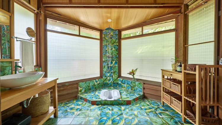 7 Desain Kamar Mandi Modern dengan Kloset Jongkok dan Ventilasi Alami