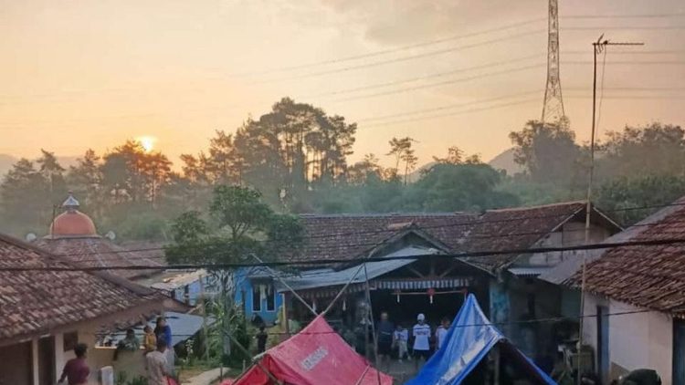 Warga Bogor Mengungsi di Tenda Darurat Akibat Rentetan Gempa yang Mengguncang