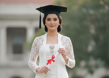 9 Model Kebaya Batik Kombinasi Brokat untuk Wisuda yang Elegan dan Modern