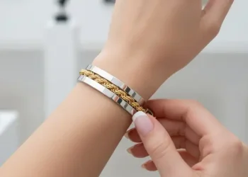 Tampil Stylish dengan 7 Rekomendasi Gelang Emas Rantai Pasir Kombinasi Perak Gaya Modern 2025