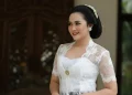 10 Model Kebaya Lengan Pendek Klasik Kombinasi Batik Gaya Modern yang Elegan