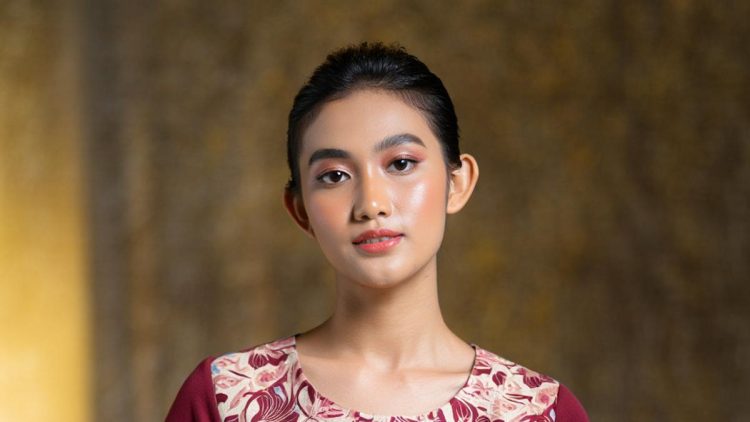 7 Model Dress Batik Modern Kerah Bulat Kain Polos Elegan 2025 untuk Tampil Anggun Seharian