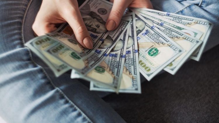 Arti Mimpi Dikasih Uang dan Dikembalikan Lagi, Pertanda Baik atau Buruk?