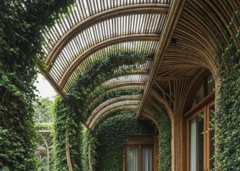 7 Desain Teras Bambu dengan Pagar Tanaman yang Sejuk Tren 2025 Solusi Hunian Alami