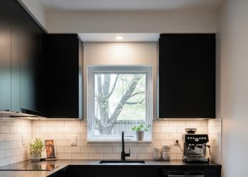 10 Desain Dapur Minimalis Hitam Putih Tipe 36 yang Sederhana dan Mewah