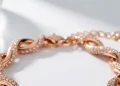 8 Tren Gelang Emas Rose Gold Kombinasi Kristal untuk Gaya Elegan Modern yang Fleksibel
