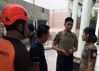 Atap Lapangan Padel di Meruya Roboh Akibat Angin Kencang