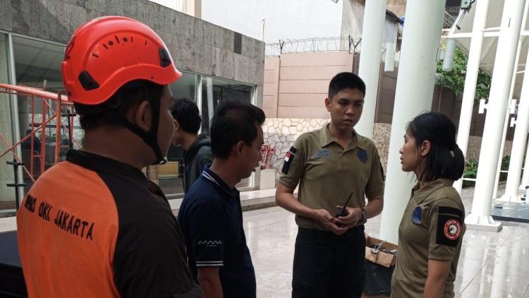 Atap Lapangan Padel di Meruya Roboh Akibat Angin Kencang