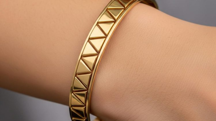 8 Gelang Emas Bangle Motif Geometris Tampil Modern Minimalis Terpopuler 2025
