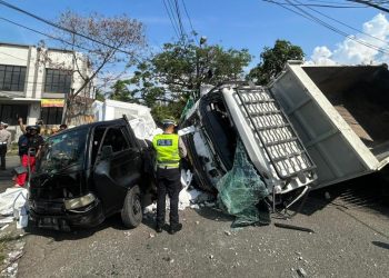 Truk Terjun Bebas dari Jembatan Tol Tangerang Merak Timpa Mobil dan Sepeda Motor 5 Korban
