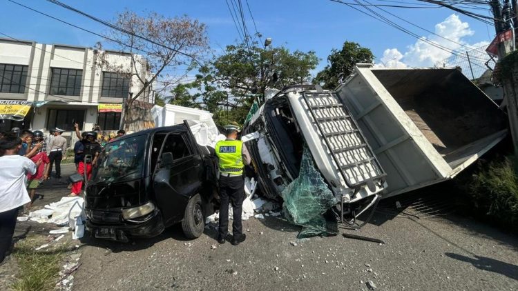 Truk Terjun Bebas dari Jembatan Tol Tangerang Merak Timpa Mobil dan Sepeda Motor 5 Korban