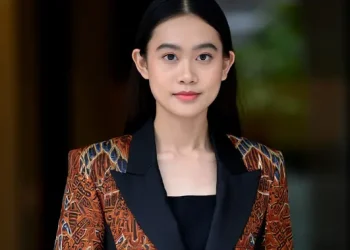 9 Rekomendasi Kemeja Batik Wanita Kombinasi Kain Polos dan Kerah Blazer Terbaru 2025