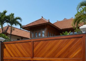 12 Model Pagar Kayu Minimalis Susun Miring Jaga Privasi yang Rapi dan Estetik Terbaru
