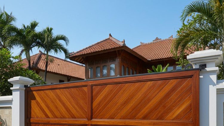 12 Model Pagar Kayu Minimalis Susun Miring Jaga Privasi yang Rapi dan Estetik Terbaru