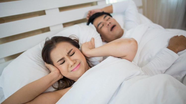 10 Tips Tidur Tanpa Ngorok Agar Pasangan Lebih Nyaman di Rumah