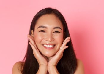 Merawat Wajah agar Glowing dengan Kunci yang Tidak Perlu Skincare Mahal