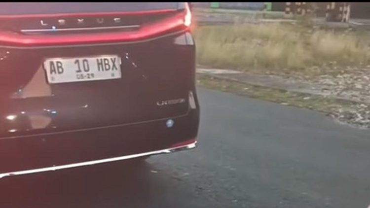 Cerita Viral Sri Sultan dan Mobilnya di Jalanan