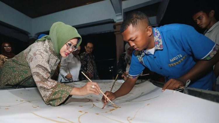 Gerakan Sinergi Batik Inklusif oleh Fatma Saifullah Yusuf di Solo