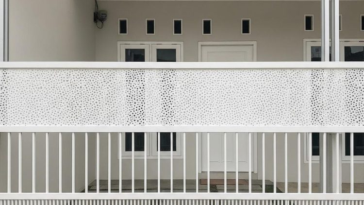 8 Desain Pagar Besi Kombinasi Lisplang Terbaru untuk Hunian Modern dan Keamanan Optimal