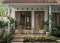 8 Model Rumah Kecil Luas dengan Tanaman Daun Lebar di Teras Depan yang Asri