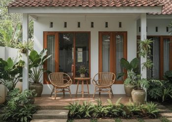8 Model Rumah Kecil Luas dengan Tanaman Daun Lebar di Teras Depan yang Asri