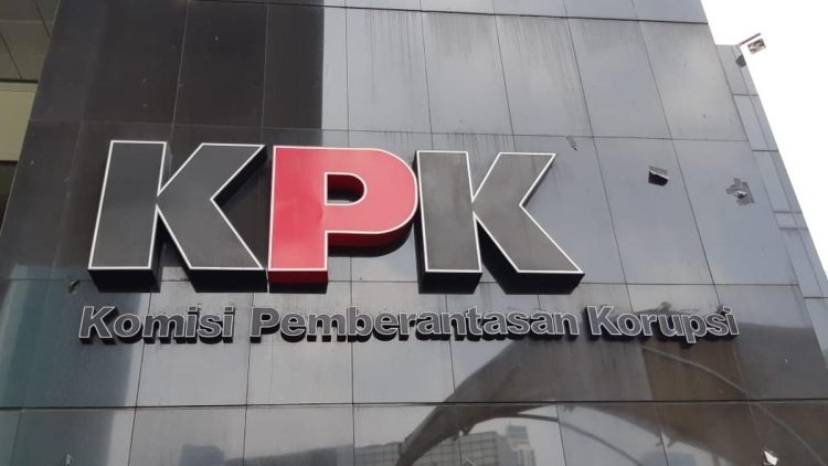 KPK Tangkap 10 Tersangka Dalam Operasi Tangkap Tangan Gubernur Riau
