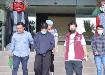 Onadio Leonardo Tertunduk dan Bermasker Usai Diperiksa di Polres Jakbar