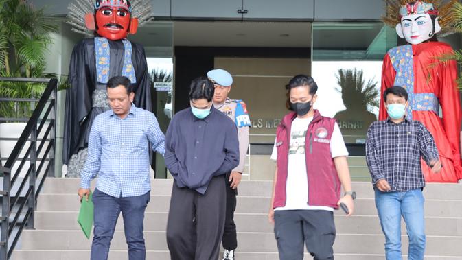 Onadio Leonardo Tertunduk dan Bermasker Usai Diperiksa di Polres Jakbar