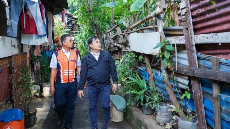 Temukan Turap Miring, Tumpukan Sampah dan Bangunan Ilegal