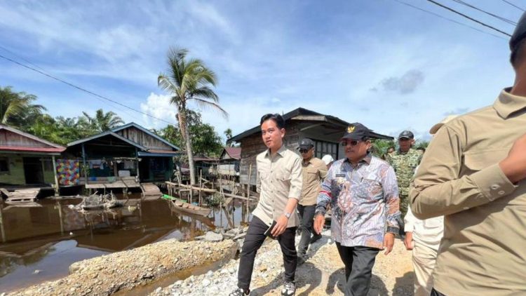 Warga Masih Menggunakan Perahu untuk Menyeberang