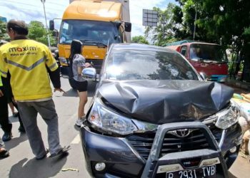 Kecelakaan Beruntun di Jalan Raya Bogor, Mobil Ringsek Terjepit Antara Truk