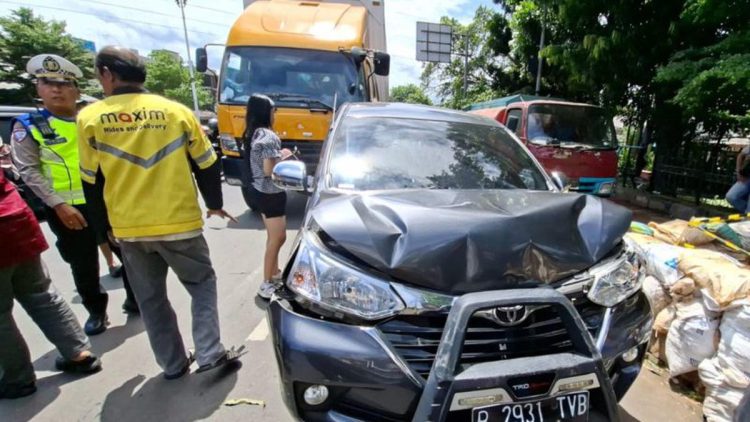 Kecelakaan Beruntun di Jalan Raya Bogor, Mobil Ringsek Terjepit Antara Truk