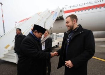 Prabowo Beri Koin Kepresidenan Ke Pengawal Swiss Setelah WEF Davos