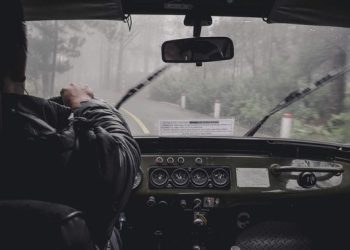 5 Kebiasaan Berkendara yang Menguras Bensin dan Cara Menghindarinya