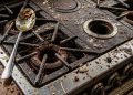7 Langkah Membersihkan Kompor Gas Berkerak Tebal dan Menghitam untuk Memasak Nyaman