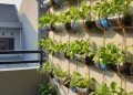 7 Cara Membuat Kebun Vertikal di Balkon Menggunakan Botol Plastik Bekas yang Mudah dan Hemat