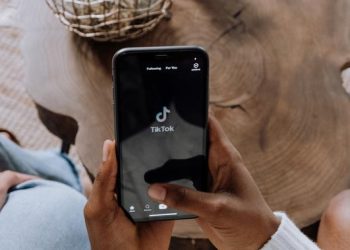 Nonchalant: Asal-usul, Contoh Penggunaan, serta Sisi Positif dan Negatif di Medsos