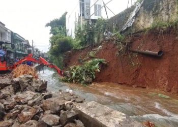 Hujan Deras Sebabkan Longsor di Depok, Pemkot Kerahkan DPUPR
