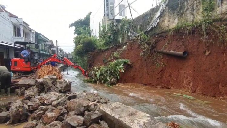 Hujan Deras Sebabkan Longsor di Depok, Pemkot Kerahkan DPUPR