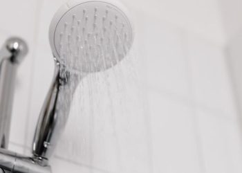 7 Metode Membersihkan Kerak Shower Head Tanpa Dilepas Agar Aliran Air Lancar dan Higienis