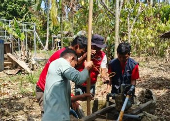 Relawan PMI Bergerak Pulihkan Sumur Warga Usai Bencana Banjir di Aceh Utara
