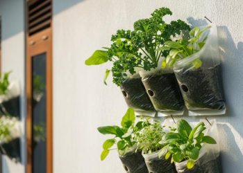 9 Inspirasi Kebun Sayur Vertikal dari Kantong Kresek untuk Pangan Mandiri di Lahan Sempit